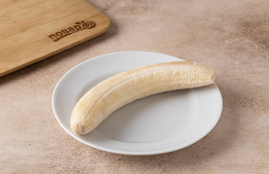 Банан очистите и заморозьте на пару часов, так смузи получится более гладким и воздушным по консистенции. Если времени нет, то этот шаг можно пропустить.