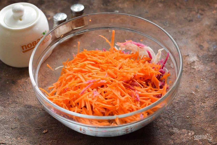 Морковь очистите и вымойте, натрите также на терке и добавьте в салат.