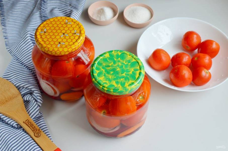 Прикройте крышками помидоры и оставьте на 20 минут. Не завинчивайте.