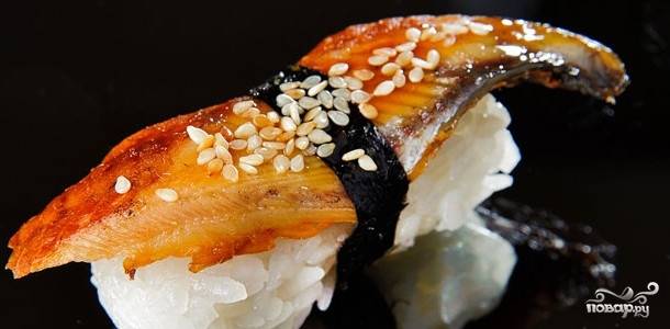 Посыпаем каждую суши зернышками кунжута. По японской традиции, к  суши подаем соевый соус и маринованный имбирь.
