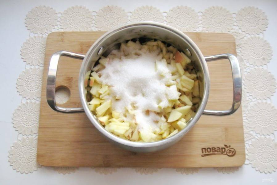 Насыпьте в кастрюлю сахар.