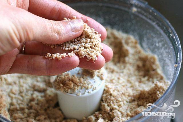 1. Перемешать миндальную муку и сахар в течение нескольких минут в блендере. Просеять смесь в большую миску. 