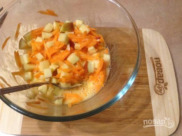 5. Добавим яблоки к морковке и яичной смеси, перемешаем.