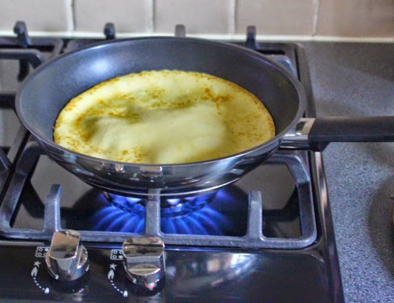 На горячую сковороду налить масло и при помощи черпака тесто распределить по всей сковороде. С расчётом - 1 черпак - 1 блин. Обжаривать с двух сторон до золотисто-коричневой корочки.