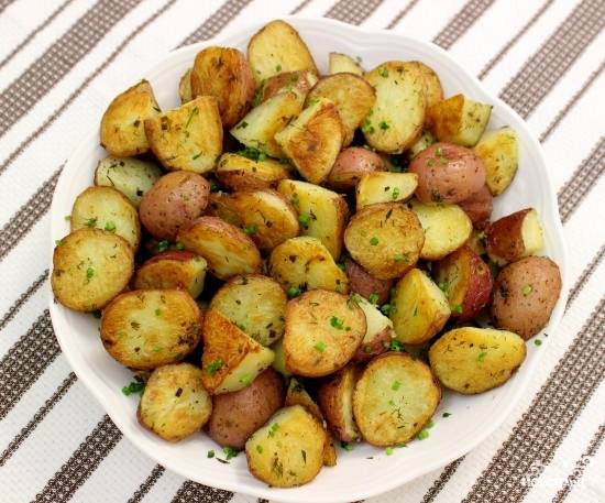Картофель, запеченный в духовке с зеленью 