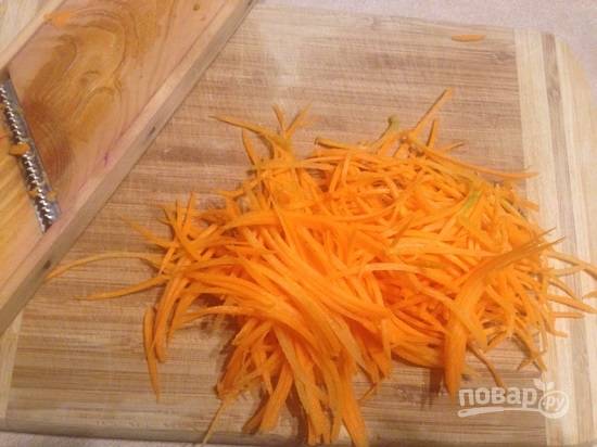 Если у вас нет готовой морковки корейской, приготовим ее сами. Очистим морковь и натрем на специальной терке.