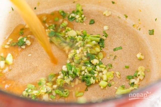 2. Затем влейте куриный и говяжий бульон. В это же время поставьте вариться яйца всмятку.