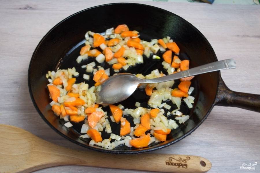 На растительном масле обжарьте лук и морковь до мягкости.