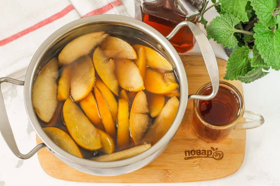 Отварите содержимое кастрюли в течение 3-5 минут, чтобы яблоки и специи передали жидкости свой аромат и вкус. Выключите нагрев и влейте в емкость качественный коньяк или бренди. Аккуратно перемешайте.