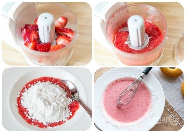7. Выложите ягоды в чашу блендера и измельчите до состояния пюре. Добавьте сахарную пудру, перемешайте. 