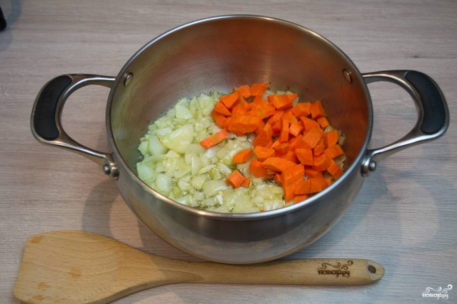 На растительном масле (2 ст. ложки) потушите лук и морковь.