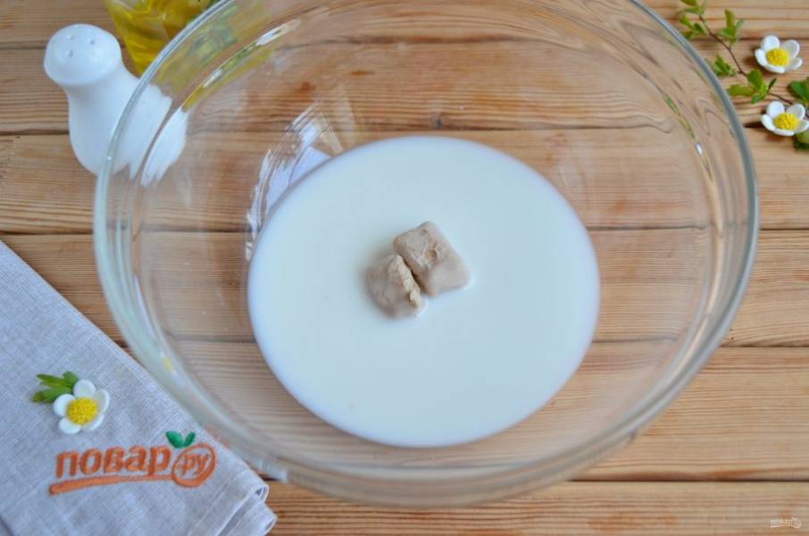 Дрожжи растворите в теплом молоке с добавлением щепотки сахара и соли.