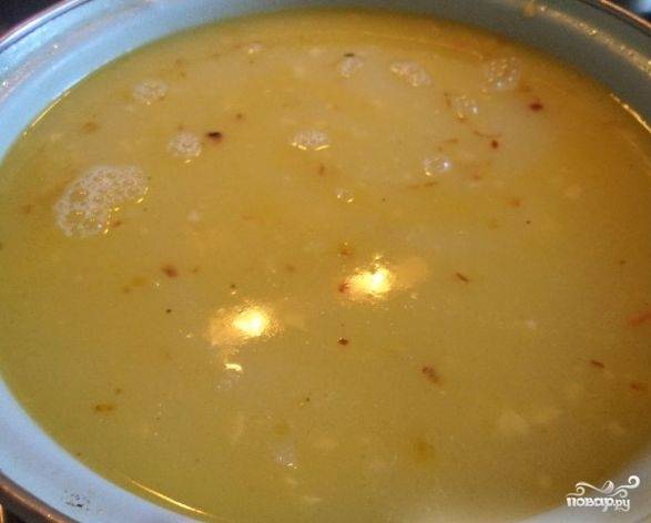 4. Когда овощи будут поджарены, добавляем их в суп, также добавляем натертый сыр. Доводим все до кипения, солим и приправляем по вкусу. С солью нужно быть очень аккуратными, поскольку сыр достаточно соленый.