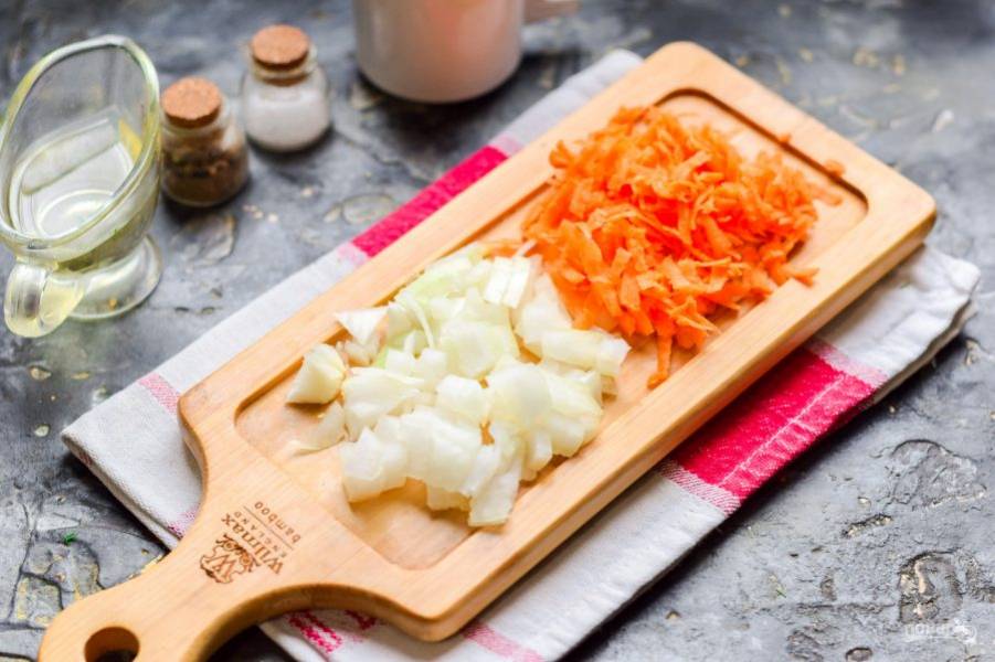Морковь и лук очистите, сполосните и просушите. Нарежьте лук кубиками, морковь натрите на терке.