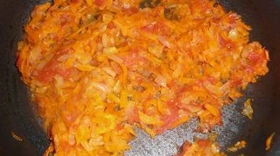 Морковь, лук и помидор мелко нарезаем. Затем разогреваем на сковороде растительное масло и обжариваем овощи до золотистой корочки.