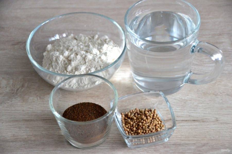 Одновременно с закваской можно приготовить заварку. Для этого приготовьте 80 грамм муки, 25 грамм ржаного ферментированного солода, 1,5 ч.л. кориандра, 250 мл. кипятка.