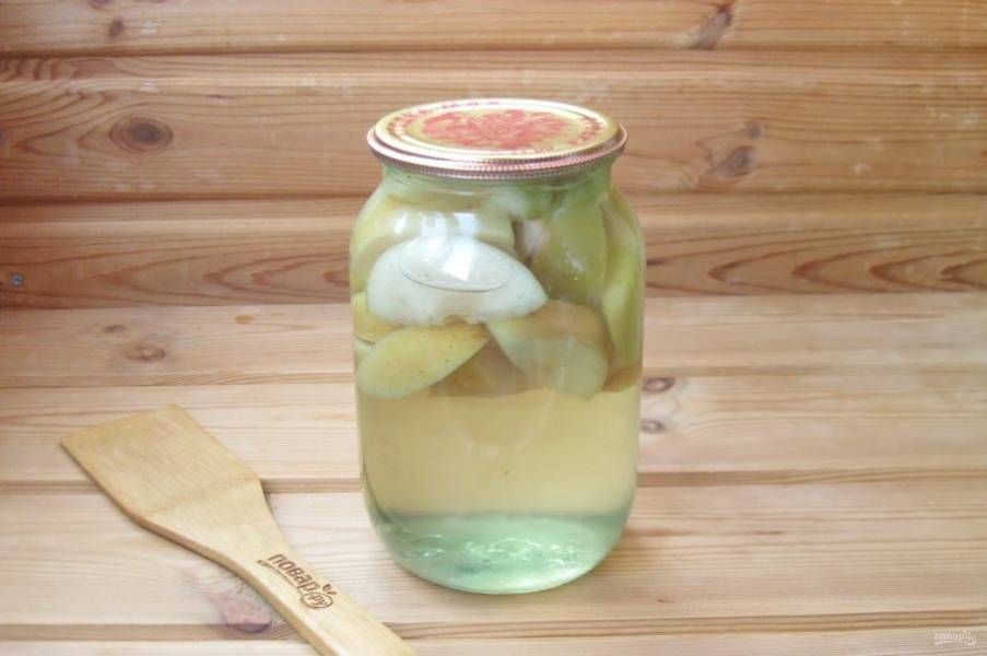 Залейте яблоки с сахаром и лимонной кислотой закипевшей водой. Закатайте стерилизованной крышкой.