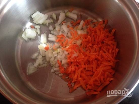 3. За это время мы сварим суп. Очистим лук и морковь. Лук нарезаем мелко, морковь натираем на терке. И обжариваем минут 5-7 с ложкой растительного масла. Я обжариваю сразу в кастрюле, в которой буду варить суп, это очень удобно.