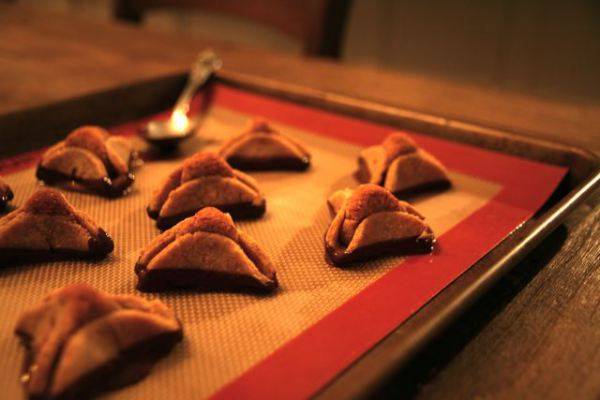 8. Когда печенье "Наполеон" в домашних условиях готово его нужно как следует остудить. При желании дно треуголки можно опустить в шоколадную глазурь. 