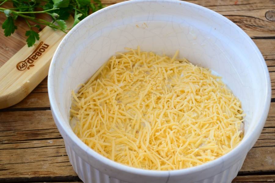 Сверху присыпьте тертым сыром. Отправьте в разогретую духовку на 20-25 минут.