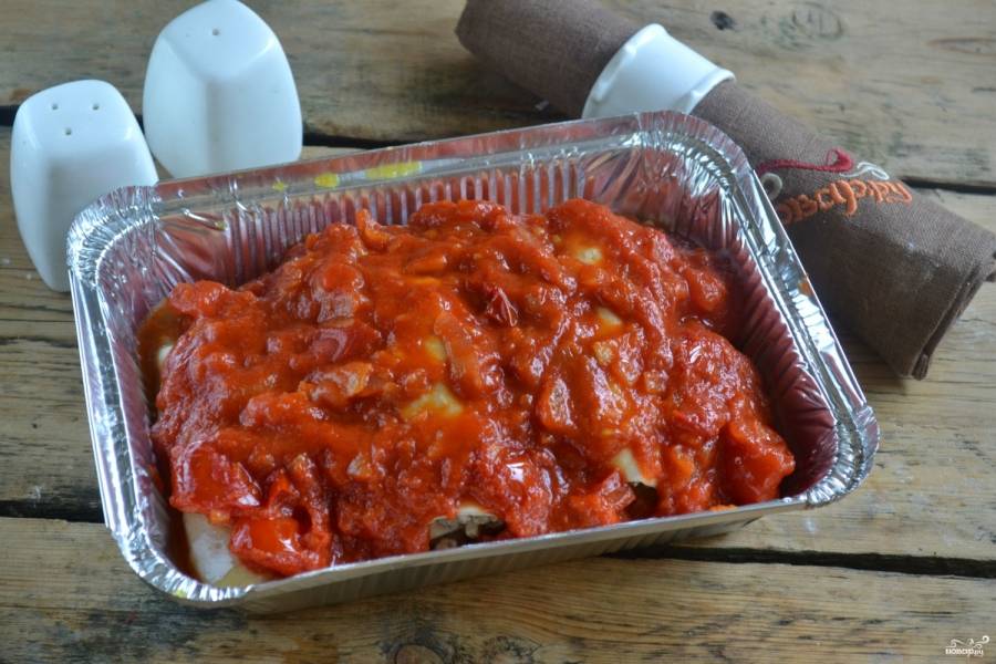 Залейте томатным соусом и отправьте форму в духовку на 30 минут. 