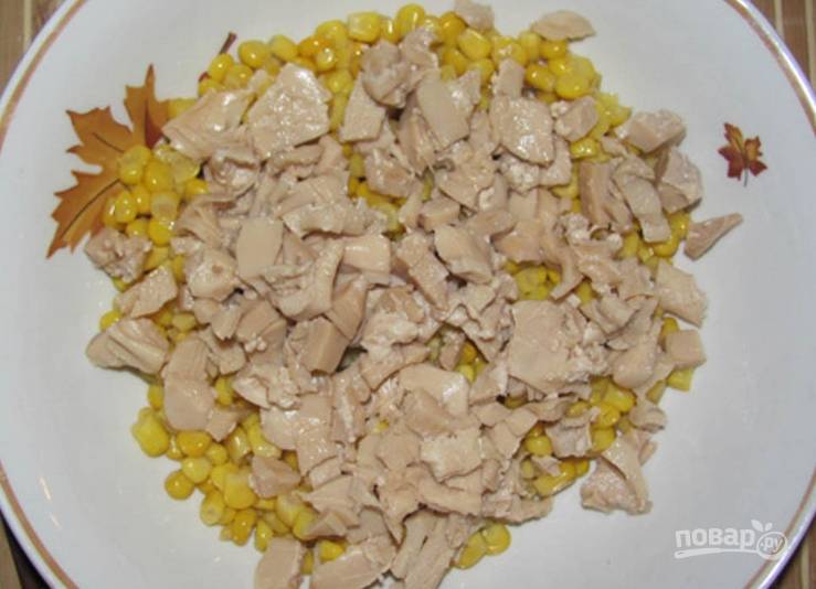 Консервированные шампиньоны нарезаем и добавляем к кукурузе.