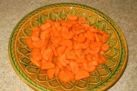 Морковь нарежьте кружочками.