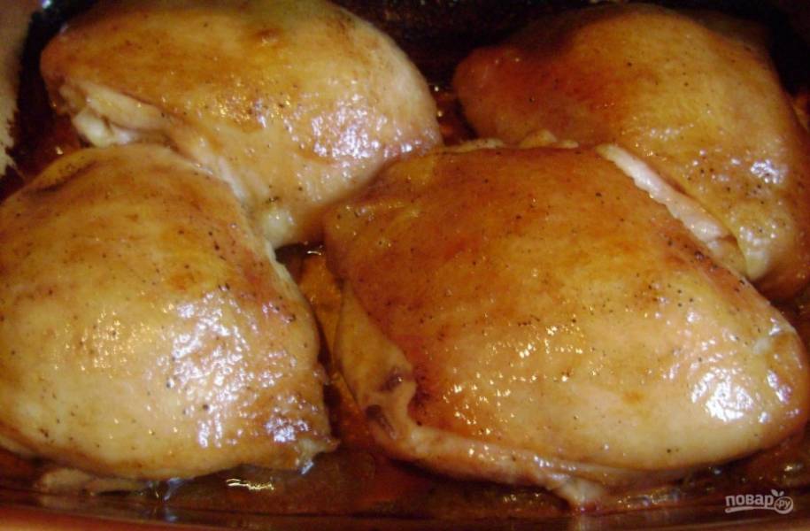 7. Запекаем около 35-40 минут, после чего куриные бедрышки в духовке будут готовы!
