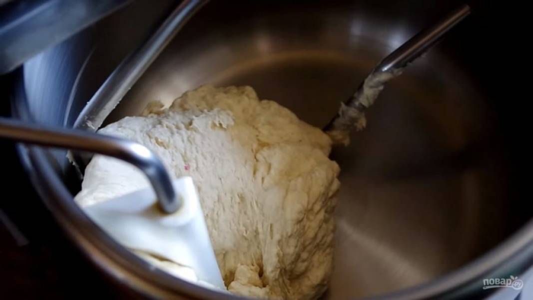 Затем соедините опару с теплой водой, просеянной мукой, сахаром и замесите однородное тесто.