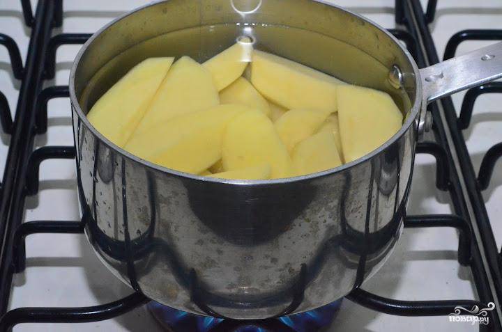 Картофель необходимо почистить, помыть и нарезать на крупные кусочки. Кладем в кастрюлю, заливаем водой - и на огонь. Варим до готовности.