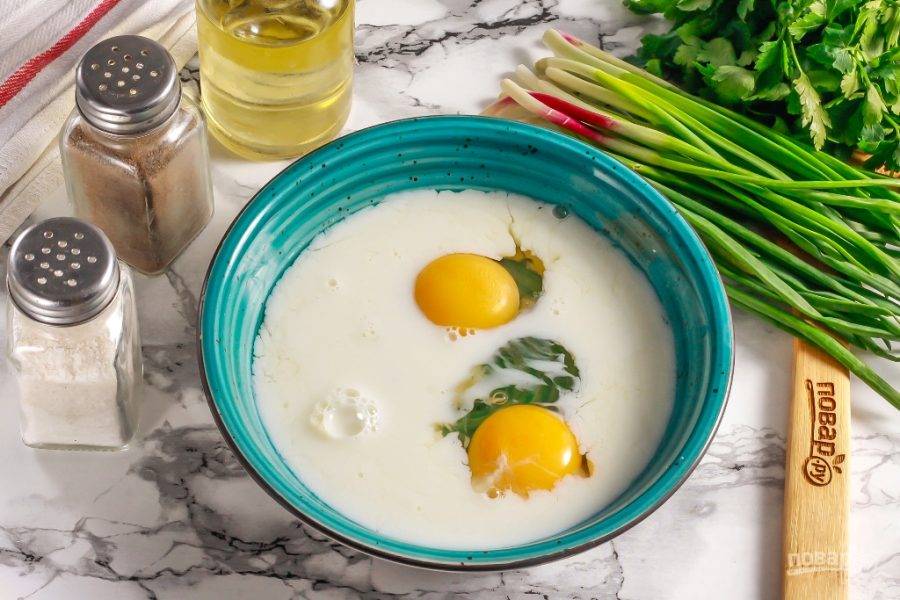 Куриные яйца вбейте в миску или глубокую тарелку. Влейте туда же молоко любого сорта и жирности, всыпьте соль. Допустимо добавить овощную приправу или приправу для рыбы. Тщательно взбейте все венчиком или вилкой.