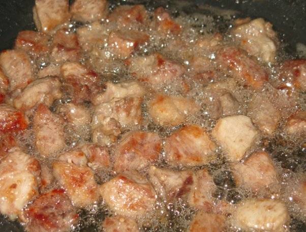 Мясо нарезаем небольшими кубиками и обжариваем до готовности на растительном масле. Можно пожарить с луком. Солим и перчим по вкусу.