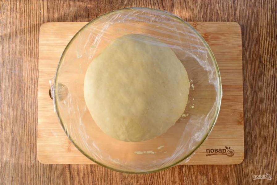 3.     Муку просейте в глубокую миску, добавьте соль, сделайте в центре углубление. Добавьте подошедшую опару, слегка взбитое яйцо. Перемешайте и добавьте мягкое сливочное масло, замесите тесто. Вымешивайте тесто не менее 10 минут. Тесто округлите, поместите в миску, смазанную маслом, накройте и поставьте для подхода в теплое место на 1,5 часа.

