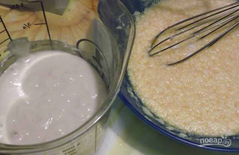 Отдельно смешиваем молоко с солью, мукой и разрыхлителем. Затем вводим сюда же масляную смесь, перемешиваем.