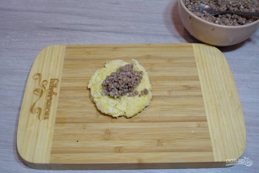 На серединку картофельной лепешки выложите  мясную начинку. Соедините края лепешки и сформируйте колобок.