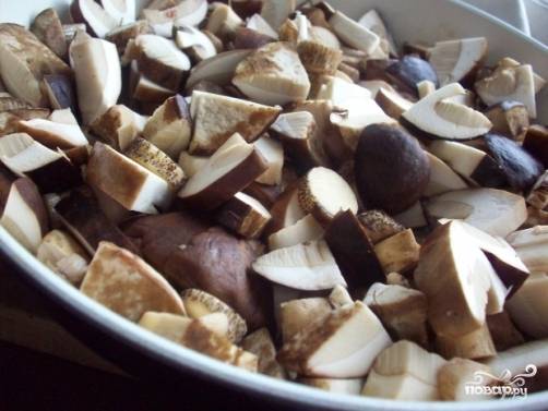 На разогретой сковороде растапливаем сливочное масло, отправляем туда грибы и немного обжариваем.