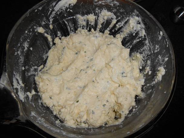 9. К тертому сыру (немного твердого или моцареллы нужно оставить) вбить яйцо, добавить соль, перец и свежую зелень. Все тщательно перемешать. 