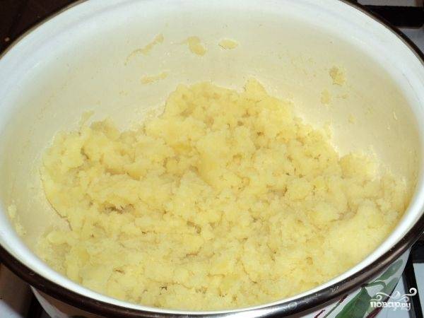 С готового картофеля сливаем воду, в которой он варился и потолчем до образования пюре. Поставим остывать.