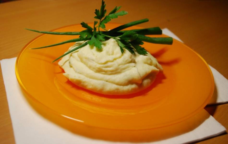 5. Подавайте картофельное пюре со сливками в домашних условиях как гарнир. Украсить можно зеленью или свежими овощами.