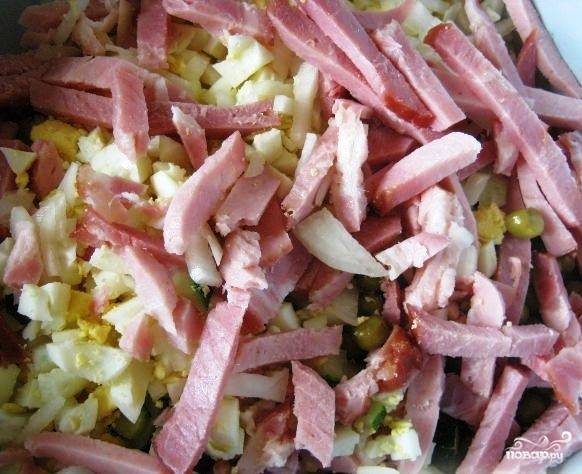 Окорок режем крупной соломкой, лук - как можно мельче и тоньше.