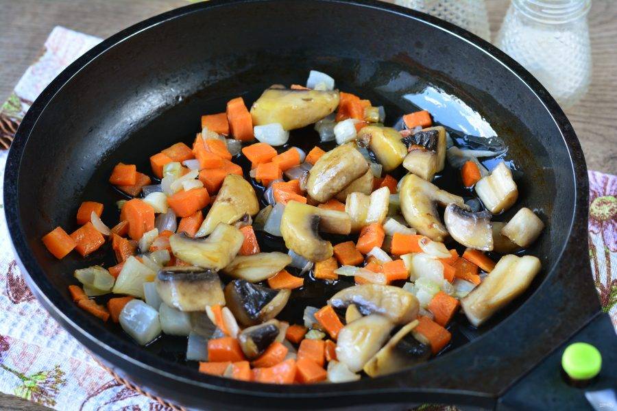 Обжаривайте грибы с овощами 3-4 минуты. Добавьте специи по вкусу.