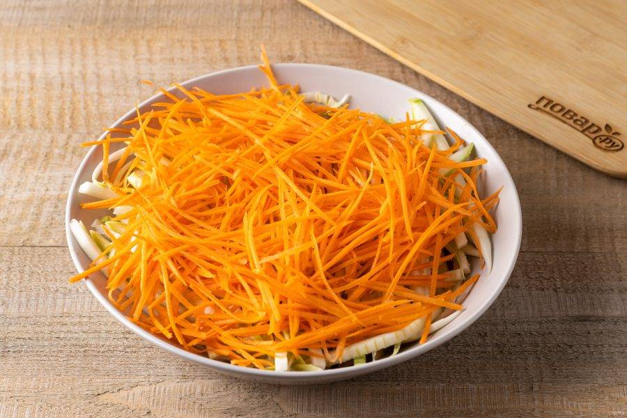 Морковь помойте, очистите от кожуры и тоже натрите на терке для моркови по-корейски.