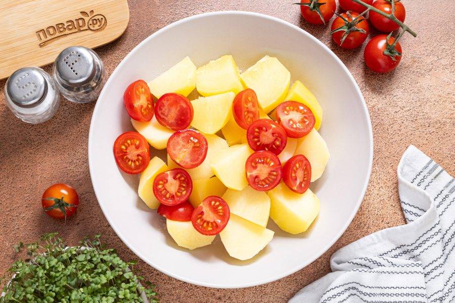 Помидоры нарежьте дольками размером с картофельные кусочки. У меня помидоры черри, я режу пополам.