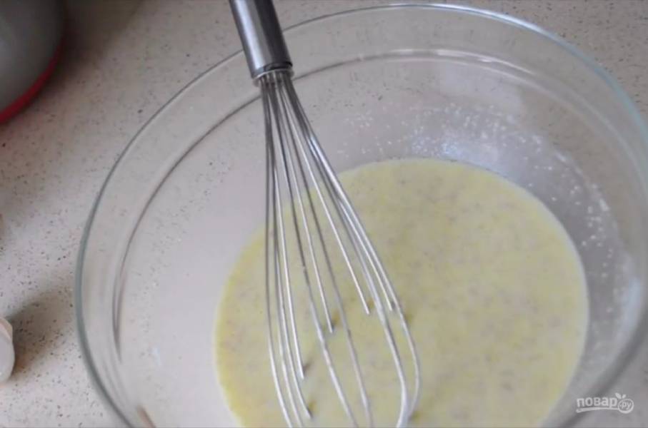 1. Замесите тесто: взбейте венчиком яйца с молоком, добавьте масло, сахар, дрожжи и соль. Хорошо перемешайте. 