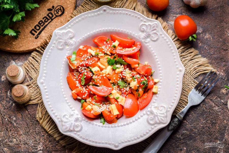 Салат из печеного болгарского перца с помидорами