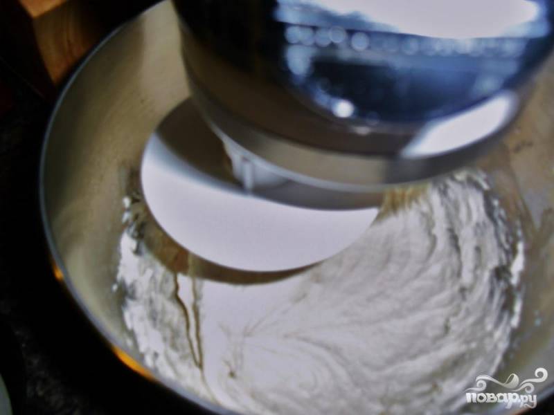 3. Взбить миксером йогурт до полной однородности, затем добавать желатиновую смесь и еще раз взбить.
