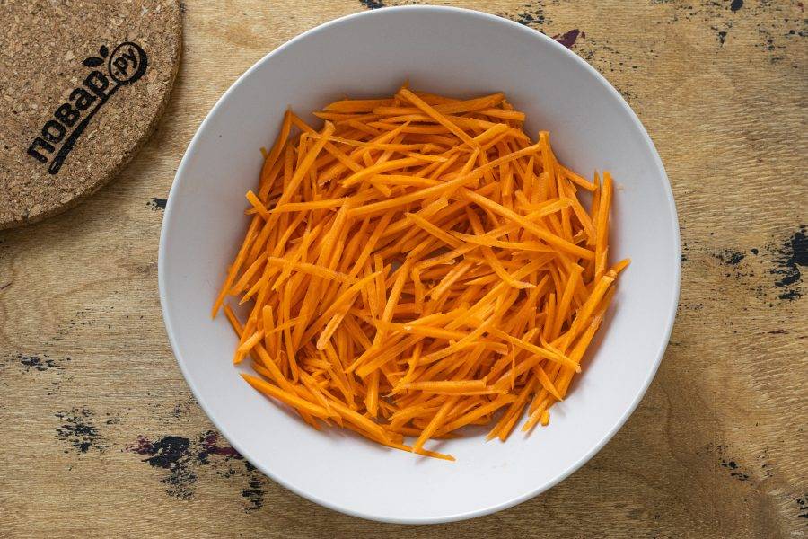 Морковь натрите на крупной терке или терке для моркови по-корейски.