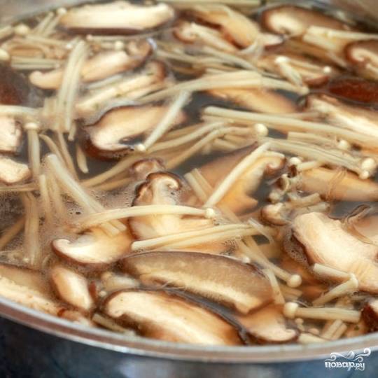 3. Добавьте грибы - шиитаке и эноки, тофу и вермишель. Оставьте часть тофу для украшения.