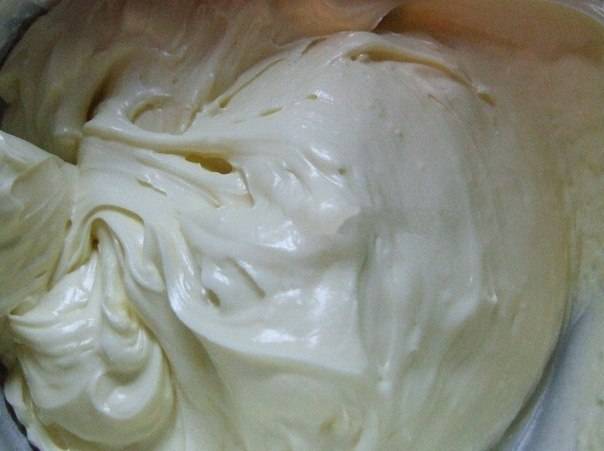 Масло взбейте, добавляя сгущенку и желтки. Продолжая взбивать крем добавьте ванилин и ликер.