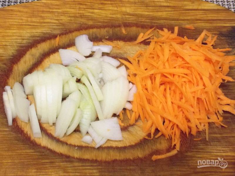 Нарежьте лук, морковь натрите на крупной терке.